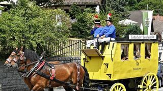 Beim letzten Umzug vor der Corona-Zwangspause war 2020 auch die historische Postkutsche dabei.