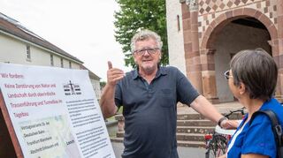 Vor der Torhalle, nur wenige Schritte vom DB-Infomobil entfernt, informierte „MvV“ im Juni aus Sicht der Region über die geplante Strecke.