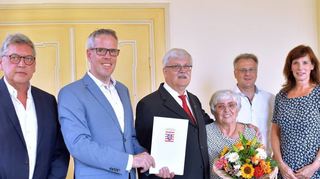 Feierstunde im Rathaus (v.l.): Steffen Gugenberger, Christian Engelhardt, Hermann und Dorothea Müller, Rainer Burelbach und Susanne Benyr.