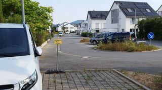 Im Vordergrund des Fotos die Fläche des Anstoßes: Stellplätze in der Nordstadt, die bisher öffentlich waren, werden jetzt privat genutzt.