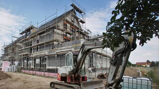 Das Therapiezentrum am Ortsrand von Rodau in Richtung Fehlheim steht kurz vor der Eröffnung, momentan findet der Innenausbau des zu Beginn nicht unumstrittenen Projekts statt. Neben dem Therapiezentrum im Erdgeschoss entstehen im Ober- und Dachgeschoss acht Wohnungen.