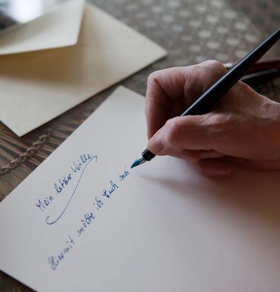Damit ein Testament rechtskräftig wird, muss es eigenhändig handschriftlich verfasst, datiert und unterschrieben sein.