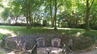 Über die Treppe gelangten die Hofgesellschaft des Fürstenlagers und ihre Besucher gut zwei Meter tief in das zwischen Linden angelegte kühle Rund und zu den beiden Brunnen, aus denen das vermeintlich heilkräftige Wasser quoll, und zu der umlaufenden Steinbank.