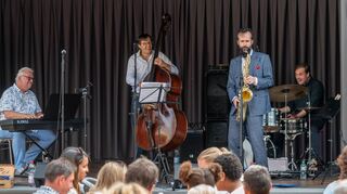 Die Jazz-Matinée im Lindenfelser Kurgarten lockte bei besten Wetterbedingungen zahlreiche Zuschauer an. Das Piano bespielte Thilo Wagner, am Bass stand Maurice Kühn, am Schlagzeug saß Max Jentzen und das Saxofon spielte Peter Klohmann.