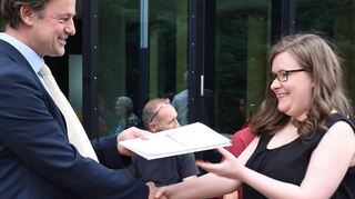 Patricia Seitz erhält ihr Abitur-Zeugnis mit der Durchschnittsnote 1,0 aus den Händen von Stephan Dröscher, dem Schulleiter der Abendschule in Heppenheim.