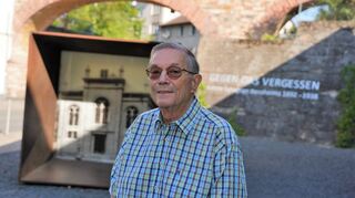 Peter E. Kalb wird heute 80 Jahre alt. Unser Bild zeigt den Jubilar am Bendheim-Platz, wo einst die letzte Bensheimer Synagoge stand. Seit vielen Jahren ist Kalb Vorsitzender der Geschichtswerkstatt Jakob Kindinger.