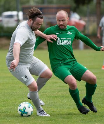 Die A-Liga-Konkurrenz abblocken – so wie hier Artur Reinhardt (links) den Lindenfelser Stephan Weber– will der VfR Fehlheim II in der neuen Saison möglichst oft.