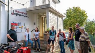 Die SPD-Fraktion besuchte im Rahmen ihrer Sommertour das Geburtshaus Bergstraße. Begrüßt wurden die Teilnehmer vom Vorsitzenden des Trägervereins Rolf Richter und den Hebammen Birgit Heitkamp und Annett Haase (v.l.)