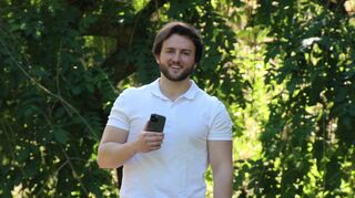 Nils Bernschneider nutzt das Handy, um Sprachen zu lernen. Er selbst hat eine App entwickelt, die mittlerweile für 24 Sprachen verfügbar ist und gut zwei Millionen Nutzer erreicht.