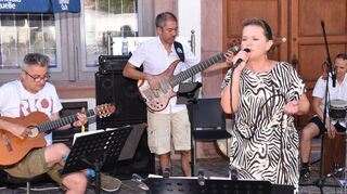 Die Band Serenity mit (v.l.) Matthias Coenen (Gitarre), Ian Lam (Bass), Stefanie Slesina (Gesang) und Manuel Kleefuß (Percussions) spielte vor dem alten Lorscher Rathaus südamerikanischen Jazz.