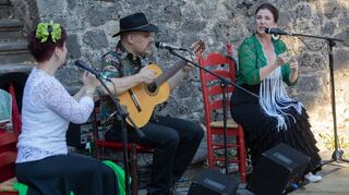 Tanja Sattler war mit ihrem Programm „Meine Leidenschaft Flamenco“ zu Gast im Fürstenlager. Begleitet wurde sie bei der musikalischen Lesung von ihrem Mann Mick an der Gitarre und ihrer Schülerin Heike Sepp.