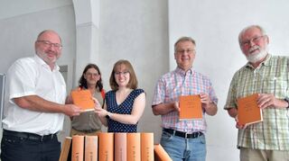 Manfred Bräuer, Reiner-Erich Dören, Katrin Rehbein, Bürgermeister Rainer Burelbach und Hans-Joachim Büge (von links) bei der Präsentation der Heppenheimer Sippenbücher, Band 5.