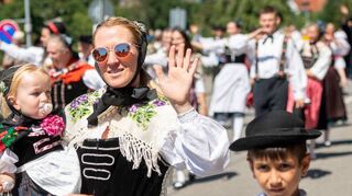 Rund 500 Trachtenträger waren gestern auf den Straßen von Lindenfels unterwegs. Dazu gab es viel altes Handwerk zu sehen.