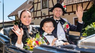 Das Brautpaar Axel Linzmeier und Tina Linzmeier-Vollrath mit Sohn Jan