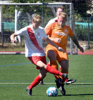 Der Reichenbacher Rocky Falkenberg (re.) versucht, den Zwingenberger Jonas Fornoff vom Ball zu trennen.