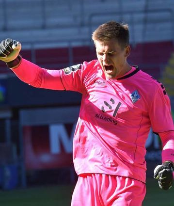 Zu früh gefreut: Keeper Behrens bejubelt das späte 1:2 für den SV Waldhof.