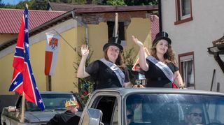 Die Hochstädter Kerb in weiblicher Hand: Kerweparrerin Louisa Fuchs (r.) und Mundschenkin Milana Seblykin.
