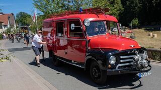 Das historische Fahrzeug der Auerbacher Feuerwehr gab beim Umzug seinen Geist auf und musste geschoben werden.