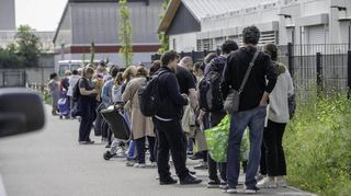 Warten auf Lebensmittel: Immer mehr Menschen sind auf die Bensheimer Tafel angewiesen.