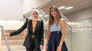 Sara Awad (l.) und Nojan Leylami leben erst seit wenigen Jahren in Deutschland – jetzt haben sie an der Karl-Kübel-Schule mit Erfolg ihren Schulabschluss gemacht.