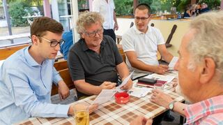 Zum Thema Bahn-Neubaustrecke tauschten sich im Rahmen eines Treffens bei den Klosterspatzen Sozialdemokraten aus Einhausen, Lorsch und Lampertheim mit Vertretern der Vereinigungen Mensch vor Verkehr und Bürgerinitiative Lampertheim aus. Unser Bild zeigt (v.l.) SPD-Unterbezirksvorsitzenden Marius Schmidt, den MvV-Sprecher und Einhäuser SPD-Ortsvereinsvorsitzenden Reimund Strauch, den Lorscher SPD-Ortsvereinsvorsitzenden Marcel Claros und BiLa-Vorstandsmitglied Karl Hans Geil.