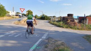 Der Radweg zwischen Heppenheim und Laudenbach entlang der Bundesstraße 3 wird von Fahrradfahren gut genutzt. Wegen Bauarbeiten am Verteilzentrum des Mineralbrunnens Odenwaldquelle soll er von Ende August an gesperrt werden. Der ADFC will dies nicht hinnehmen.