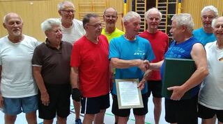 Turnerfreunde gratulierten Peter Engelhardt (6.v.l.) zum 85. Geburtstag. Der Lorscher ist seit Kindesbeinen sportlich aktiv, turnt auch heute noch an Reck und Barren und engagiert sich als Übungsleiter.
