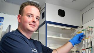 Frisch gebackener Rettungssanitäter und Freiwilligendienstleistender ist Pascal Körber. Zu seinen regelmäßigen Aufgaben bei Dienstbeginn gehört auch die Kontrolle der Notfallmedikamente.