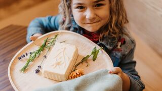 In der Küche im Stall stellen die Kinder selbst Butter her.
