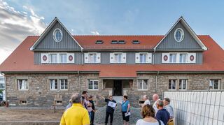 Mitglieder der CDU-Fraktion besichtigten die Metzendorf-Häuser in der Friedhofstraße, die derzeit saniert werden. Architekt Sanjin Maracic sprach über den aktuellen Sachstand.