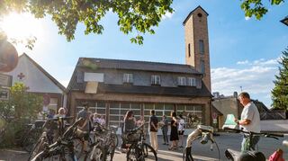 Feuerwehr und DRK sind längst umgezogen. Das zentral gelegene Schulstraßen-Areal wird aber keine Brache, sondern neu genutzt, für ein Ärztehaus und Wohnungen, erinnerte Bürgermeister Schönung (r.).