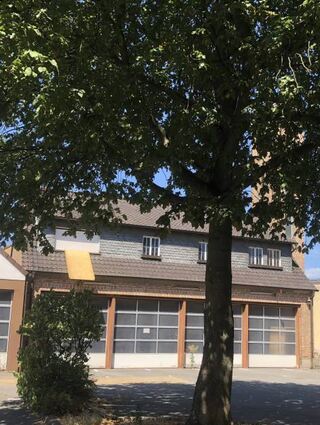 Sieht bald anders aus: Die Schulstraße 21 mit Kastanienbaum.