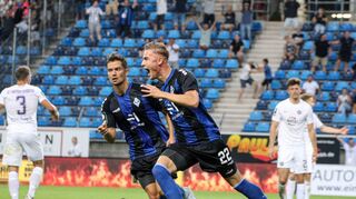 Der Mann des Abends: Marten Winkler (li.) sorgte mit seinem Kopfballtreffer für den Sieg des SV Waldhof gegen Aue. Julian Riedel freut sich mit ihm.