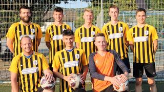 Der spielende Co-Trainer Marcel Güttler (hinten, links) und weitere Zugänge beim TSV Gadernheim (weiter v. li.), Leon Himken, Gideon Dobrat, Luca Manske, Marvin Düringer; vorne v. li.: Roman Lammer, André Samardzic und Louis Manske.