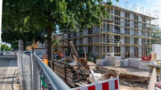 In der Kriemhildenstraße geht es sichtbar voran. Wo einst das „Hotel Sandhas“ stand, entstehen drei Häuser mit 38 Wohnungen – allesamt Mietwohnungen.