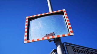 Der Verkehrsspiegel an der Einmündung Waldstraße/Im Lichten Flecken.Auf der gegenüberliegenden Straßenseite Waldstraße/Im Böhlchen werde kein weiterer Spiegel mehr benötigt, hieß es bei der jüngsten Verkehrsschau.