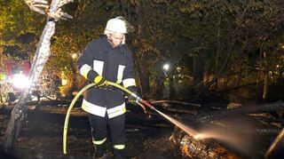 Oberhalb von Gronau im Bereich des Knodener Höhenwegs musste die Feuerwehr in der Nacht zu Freitag zwei Brände im Wald löschen.