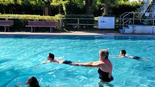 Springen, 25 Meter schwimmen sowie Tauchen gehören zum Frühschwimmerabzeichen (Seepferdchen) dazu.