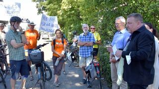 Vor der Verkehrsbehörde des Kreises Bergstraße in Heppenheim diskutieren Mitglieder des Allgemeinen Deutschen Fahrradclubs (ADFC) unter anderem mit dem Kreisbeigeordneten Matthias Schimpf (rechts).