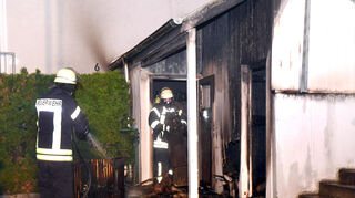 Die FFW Zwingenberg löschte am Sonntagabend einen brennenden Holzschuppen und verhinderte ein Übergreifen der Flammen auf das benachbarte Wohnhaus.