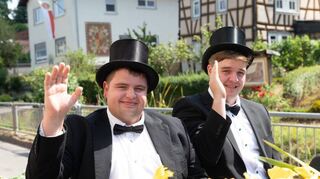 Die Traditionsfiguren grüßen: Mundschenk Toni Hiesinger (links) und Kerweparrer Marvin Mößinger beim Zeller Festzug am Sonntag.