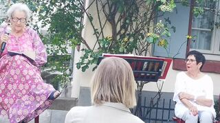 Auch die Lorscher „Leseschwarm“-Aktiven Sibylle Römer, Nicole Margraf und Heidrun Scheyhing (v.r.) hörten gespannt zu, als sich Ingrid Noll bei der Veranstaltung einreihte und mit Gedichten und ihrem Werk „Schweinepascha“ begeisterte.