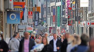 Passanten und Kundinnen kommen derzeit seltener in die Innenstädte und die Geschäfte. Das spüren auch die Händler in den Kassen.