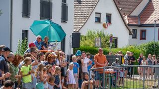 Nasses Vergnügen: Bei der Zeller Bachregatta sorgte das Wasser des gestauten Meerbachs für Abkühlung.