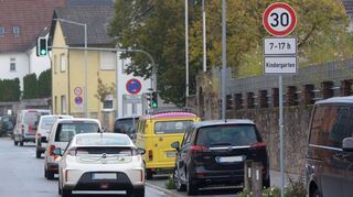 Vor der Evangelischen Kita besteht auf wenigen Metern der Bundesstraße 3 eine Tempo-30-Regelung – eben die soll in nördlicher Richtung bis zur Wiesenpromenade ausgedehnt werden.