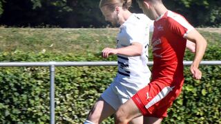 Bastian Blüm (links, hier im Auftaktspiel gegen Büttelborn), fehlte dem FC 07 am Sonntag in Seckmauern, ist aber heute zum Heimspiel gegen Bürstadt wieder einsatzbereit.