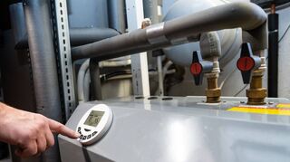 Eine Luftwärmepumpe in einem Wohnhaus. In Heppenheim steigt die Nachfrage derzeit.
