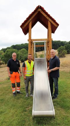 Nur zur Besichtigung, nicht zum Rutschen, waren Stefan Siefert vom KMB, Bauamtsleiter Marcel Wiesner und Bürgermeister Andreas Heun (von links) zum neuen Spielplatz „Schneidersfeld“ nach Gadernheim gekommen.