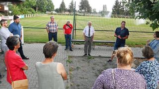 Bei einem Ortstermin informierten sich die Fraktionen von SPD und Grünen über den Zustand der Sportanlagen in Fehlheim.