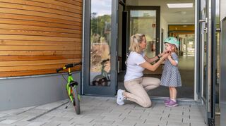 Die dreijährige Emilia freut sich schon lange auf den Kindergarten. Am Dienstag war es endlich soweit. Die neue Kita Natur-Bande hat den Betrieb aufgenommen. Zusammen mit ihrer Mutter Christine Schell erlebte sie ihren ersten Kita-Tag.